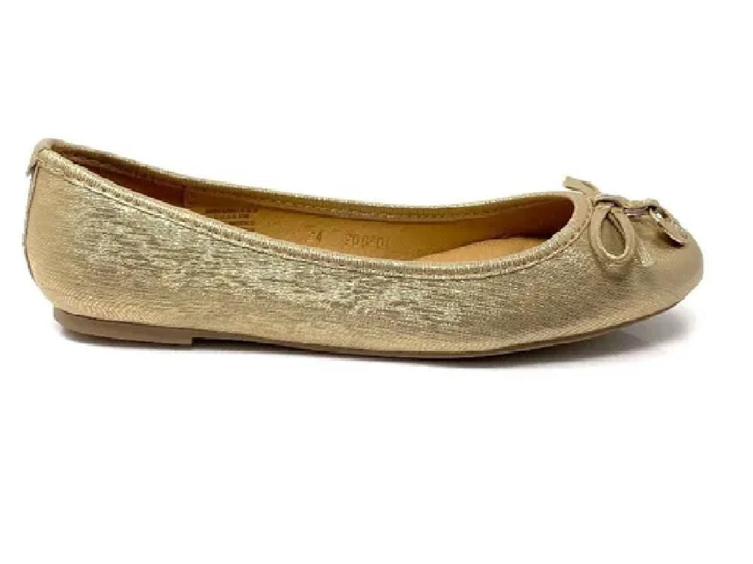 Zapatos planos color platina metalizado para mujer con detalle de moño en la punta.