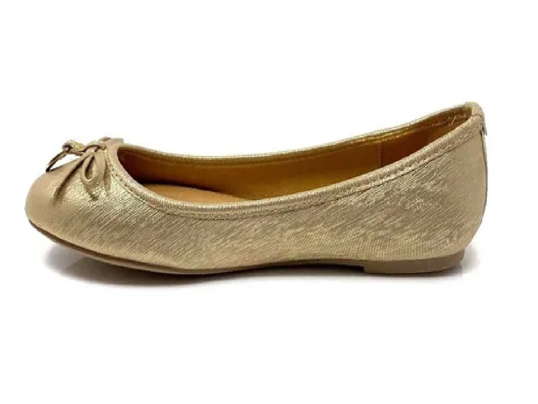 Zapatos planos color platina metalizado para mujer con detalle de moño en la punta.