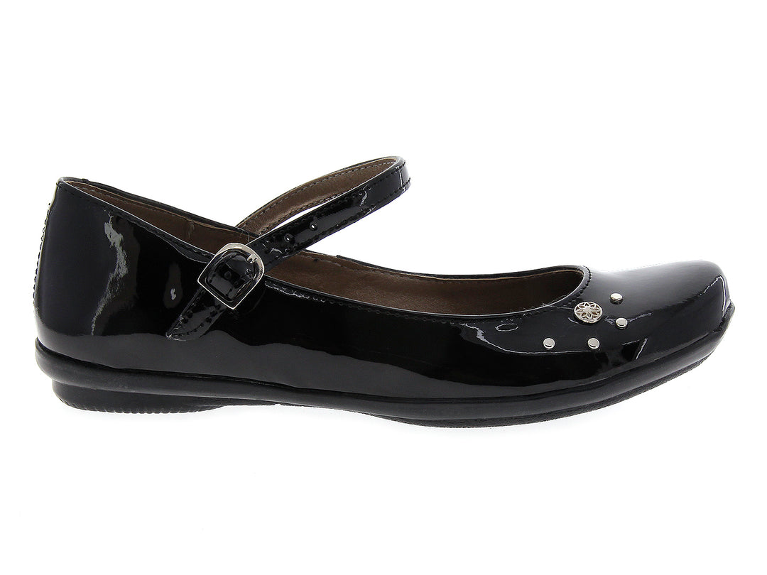Zapato escolar plano color negro brillante con correa y hebilla para mujer.