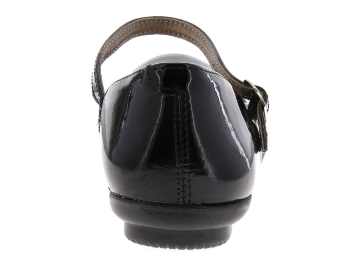 Zapato escolar plano color negro brillante con correa y hebilla para mujer.