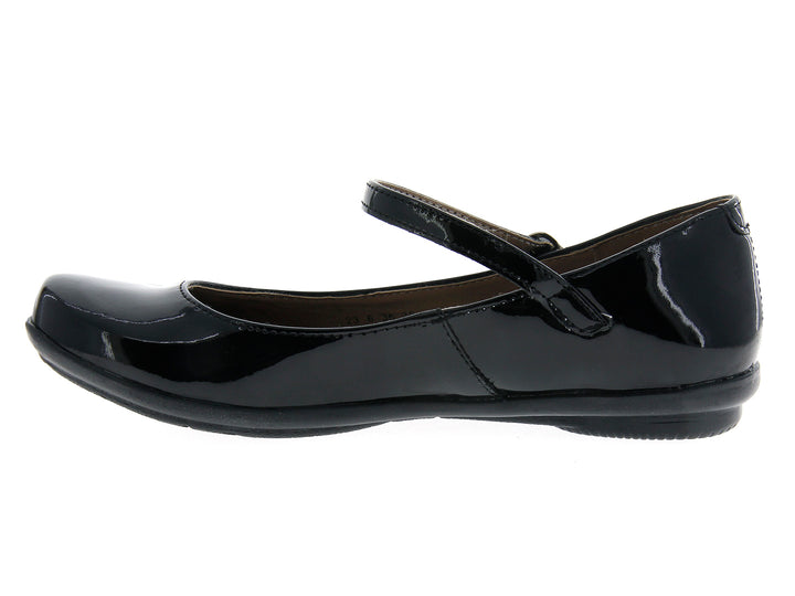 Zapato escolar plano color negro brillante con correa y hebilla para mujer.