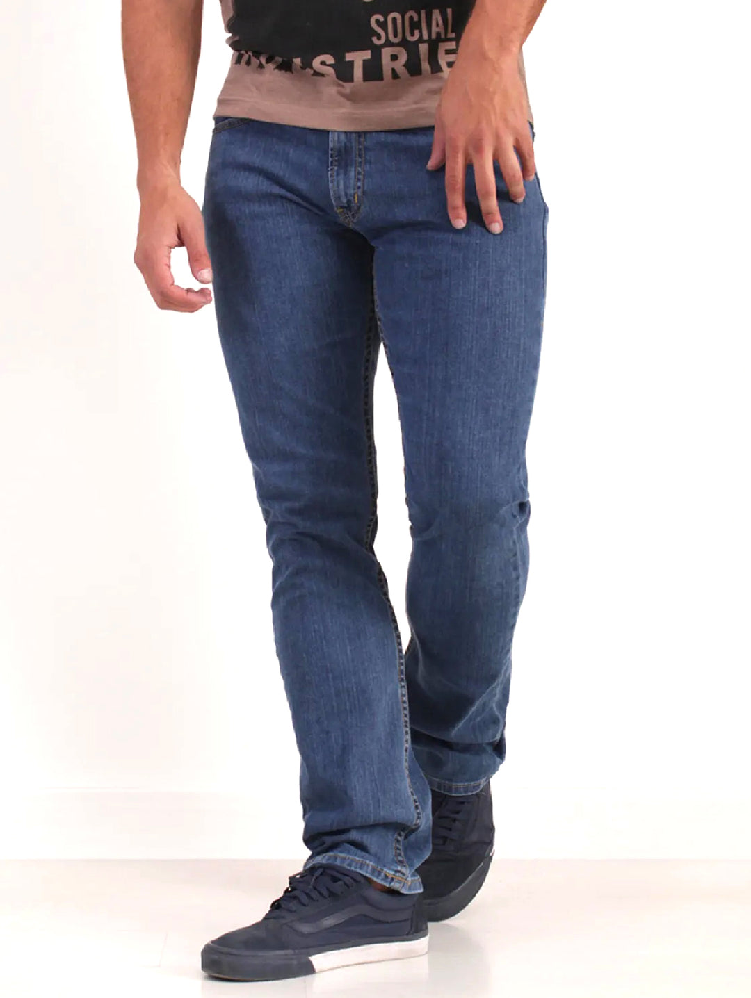 Hombre vistiendo pantalones jeans de mezclilla color azul oscuro.