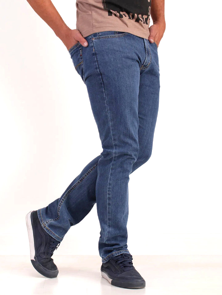 Hombre vistiendo pantalones jeans de mezclilla color azul oscuro.