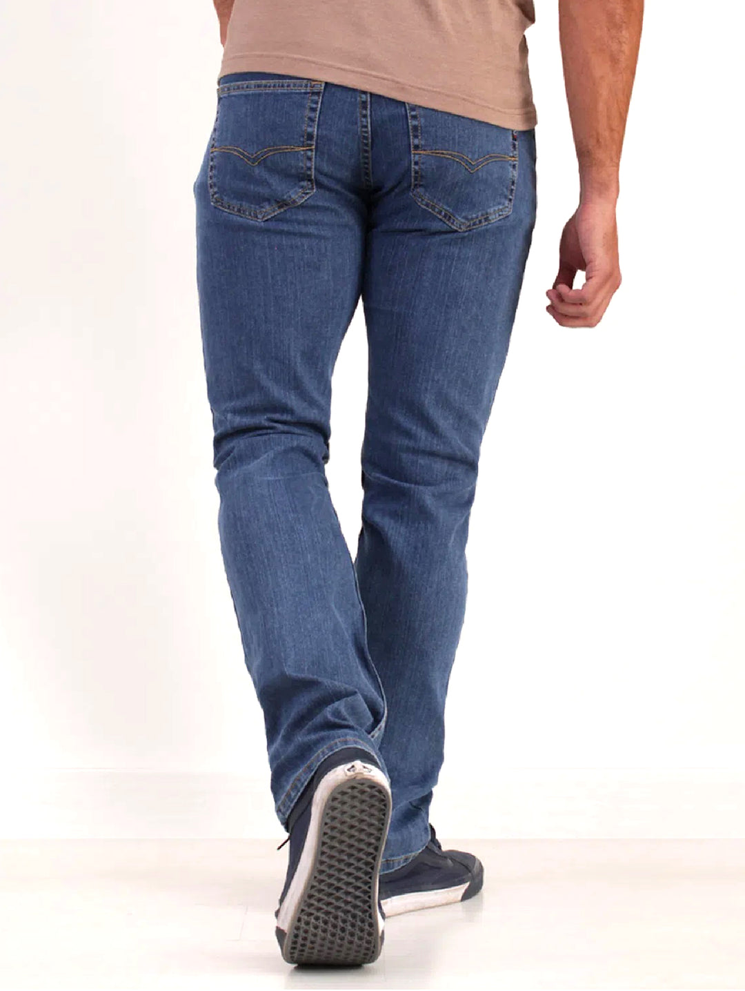 Hombre vistiendo pantalones jeans de mezclilla color azul oscuro.