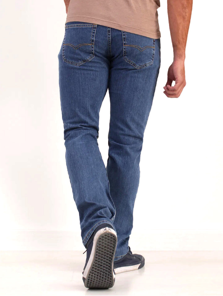 Hombre vistiendo pantalones jeans de mezclilla color azul oscuro.