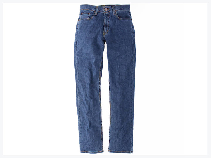Hombre vistiendo pantalones jeans de mezclilla color azul oscuro.