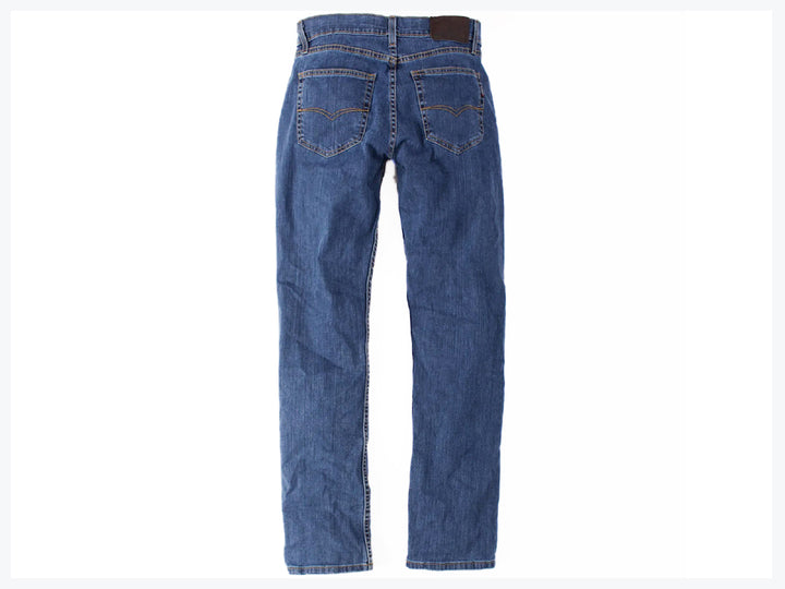 Hombre vistiendo pantalones jeans de mezclilla color azul oscuro.