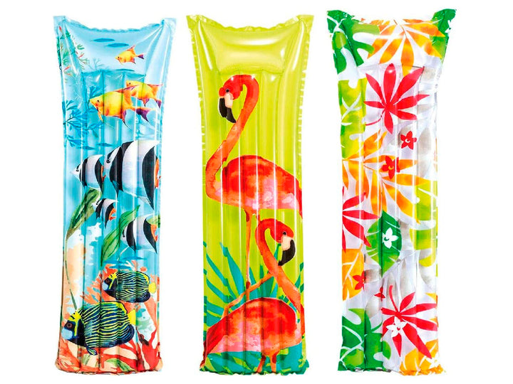 Tres colchones inflables para alberca con estampados de peces, flamencos y hojas tropicales.
