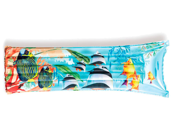 Tres colchones inflables para alberca con estampados de peces, flamencos y hojas tropicales.