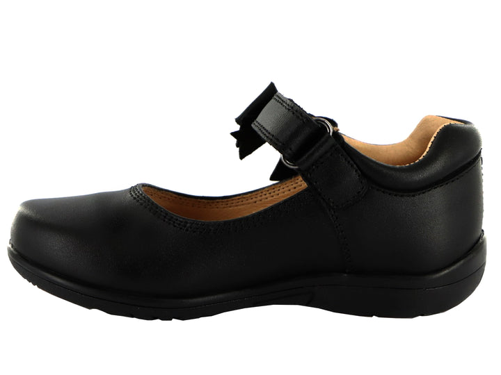 Zapato negro para niña estilo Mary Jane con moño decorativo y correa ajustable.