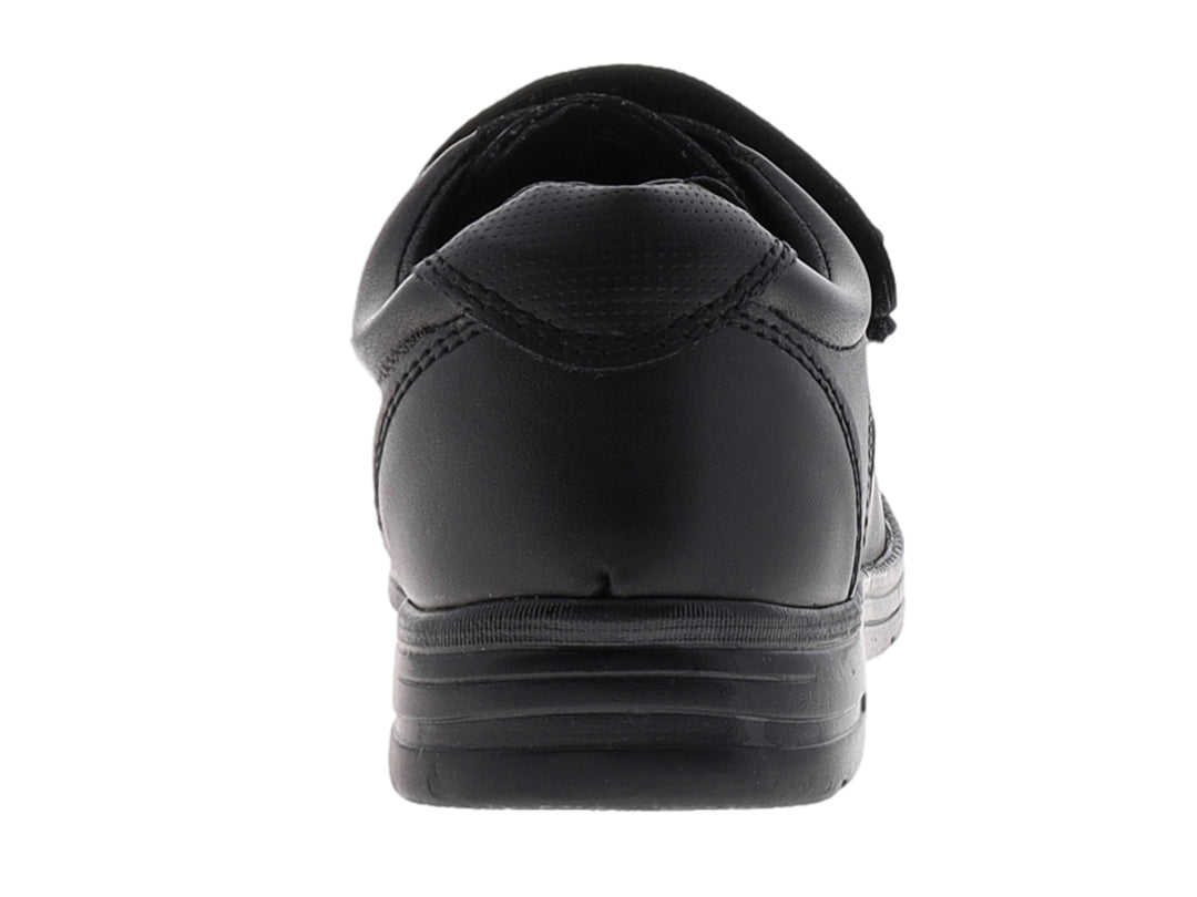 Zapato negro para niño con correa de velcro y suela negra.
