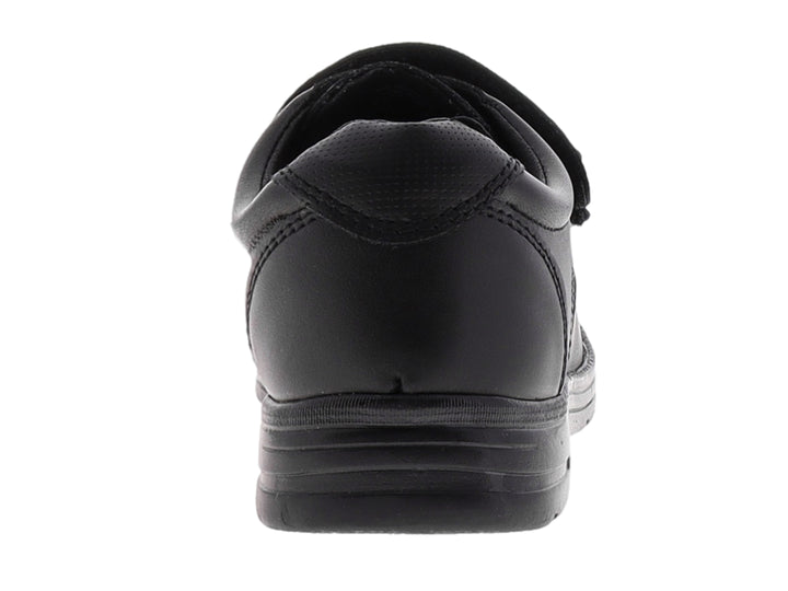 Zapato negro para niño con correa de velcro y suela negra.