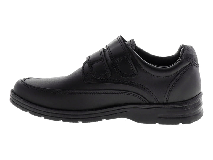 Zapato negro para niño con correa de velcro y suela negra.
