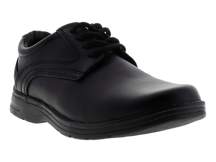 Zapato formal negro para niño con agujetas y acabado liso.