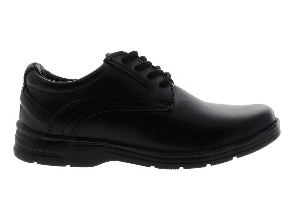 Zapato formal negro para niño con agujetas y acabado liso.