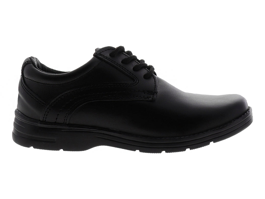 Zapato formal negro para niño con agujetas y acabado liso.