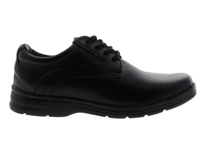 Zapato formal negro para niño con agujetas y acabado liso.