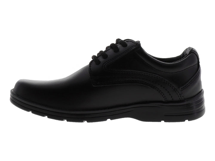 Zapato formal negro para niño con agujetas y acabado liso.