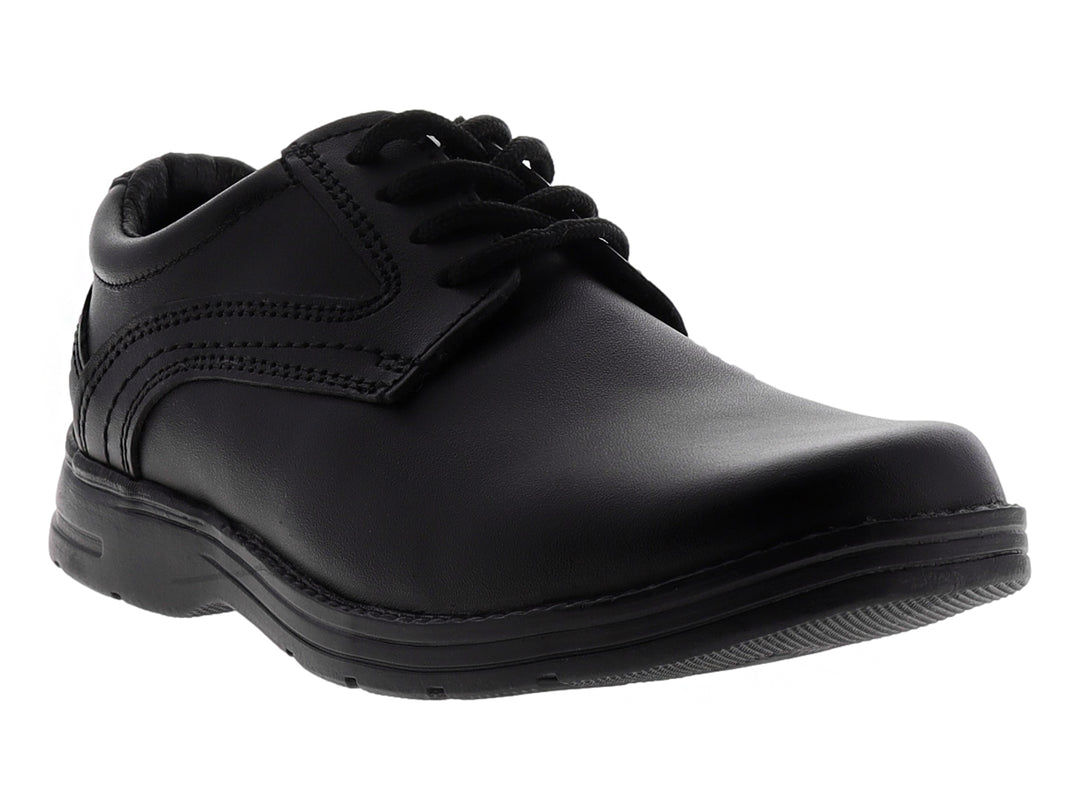 Zapato formal negro para niño con cordones y suela negra.