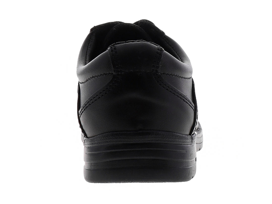 Zapato formal negro para niño con cordones y suela negra.