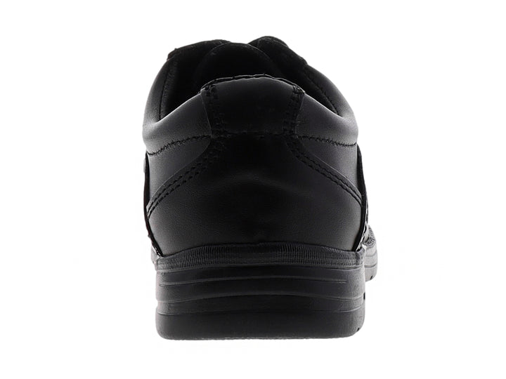 Zapato formal negro para niño con cordones y suela negra.