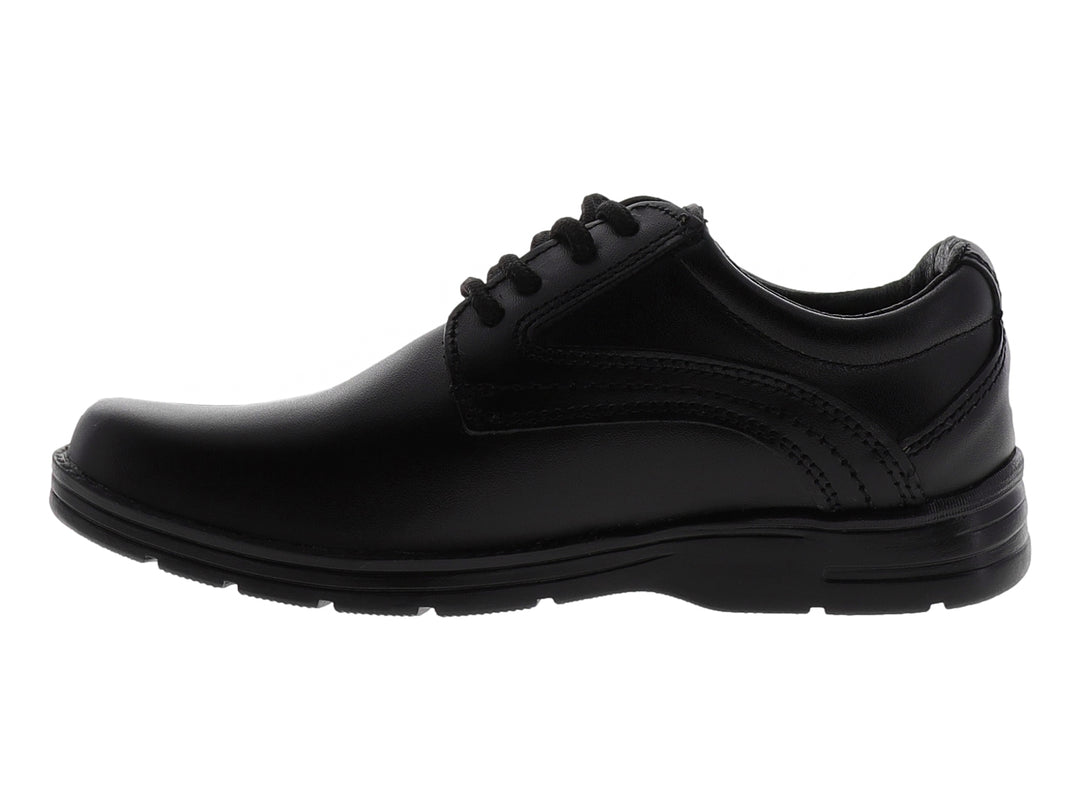 Zapato formal negro para niño con cordones y suela negra.