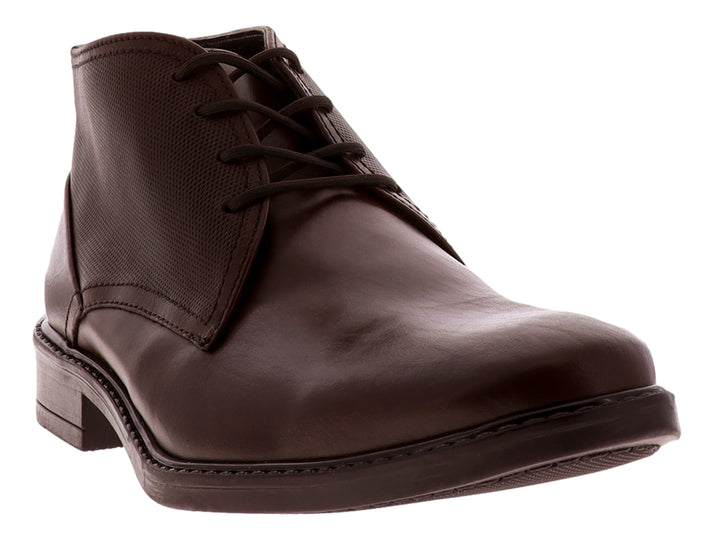 Zapato botín de cuero color marrón oscuro con cordones.