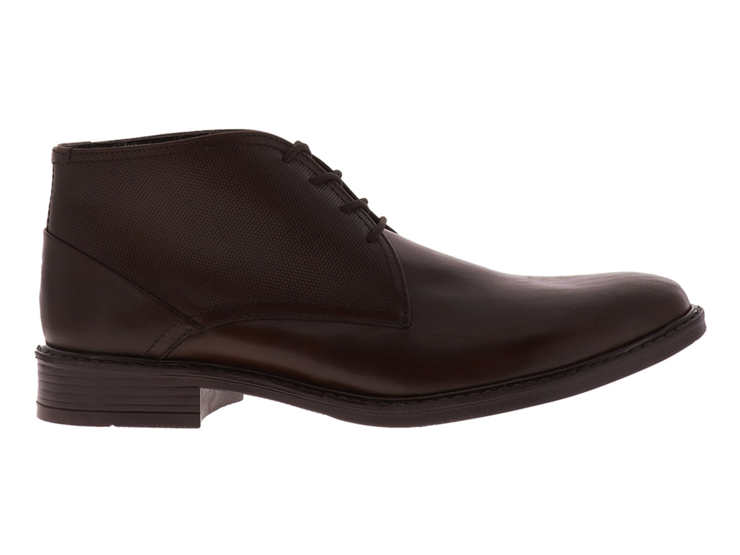 Zapato botín de cuero color marrón oscuro con cordones.