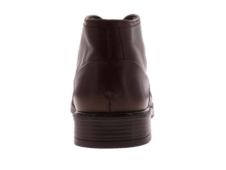 Zapato botín de cuero color marrón oscuro con cordones.