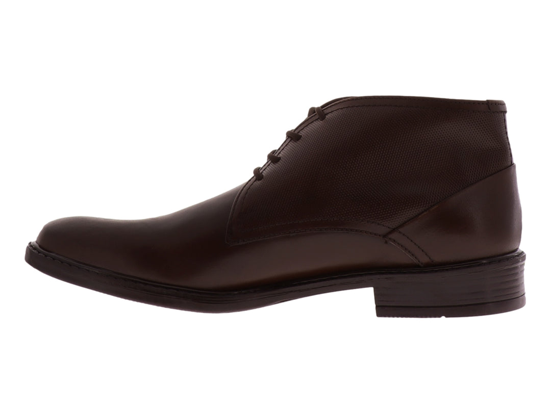 Zapato botín de cuero color marrón oscuro con cordones.