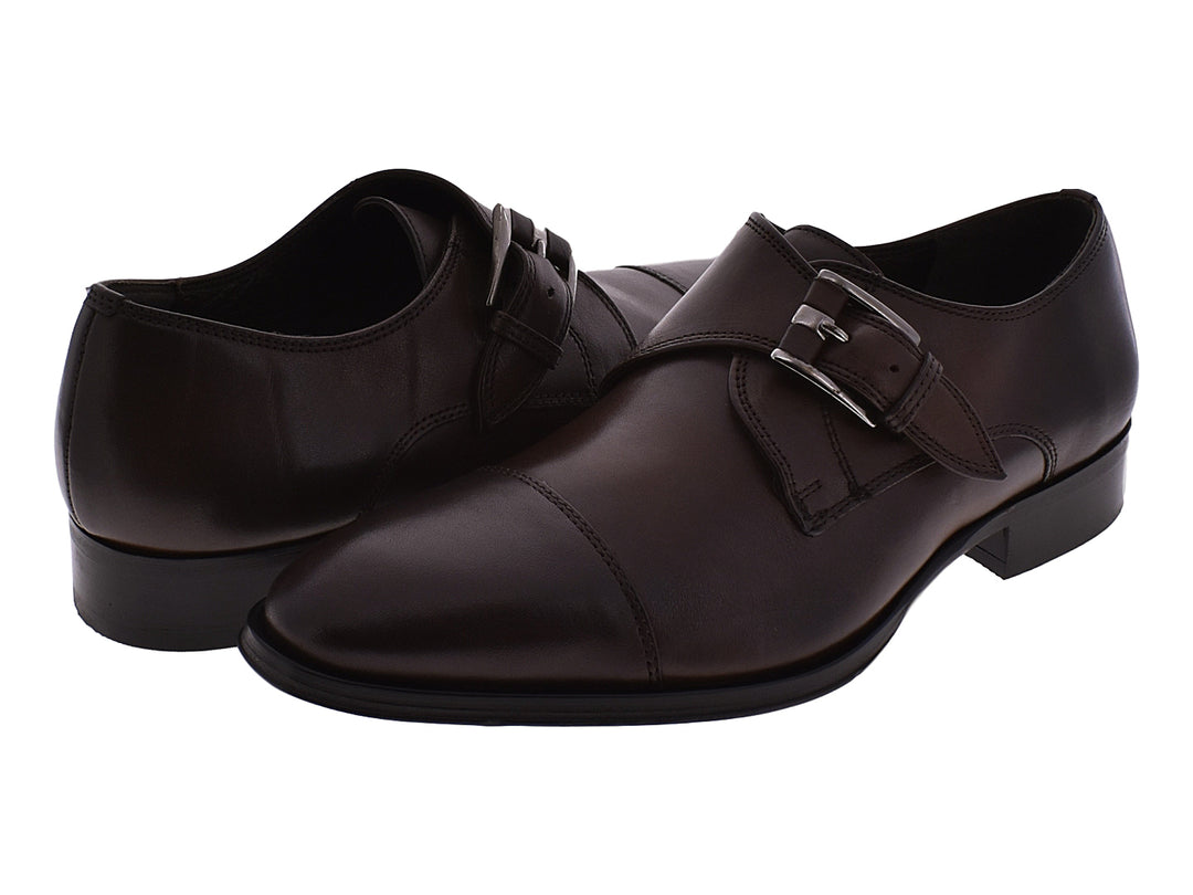 Zapatos de cuero color café espresso con hebilla plateada para hombre.