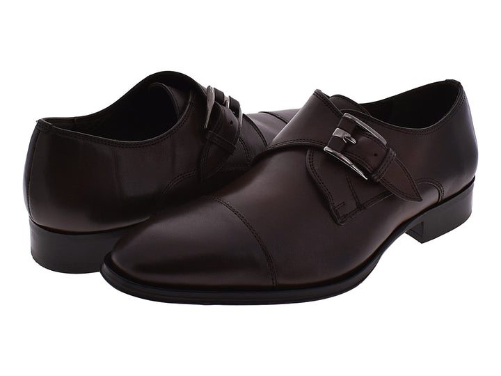 Zapatos de cuero color café espresso con hebilla plateada para hombre.
