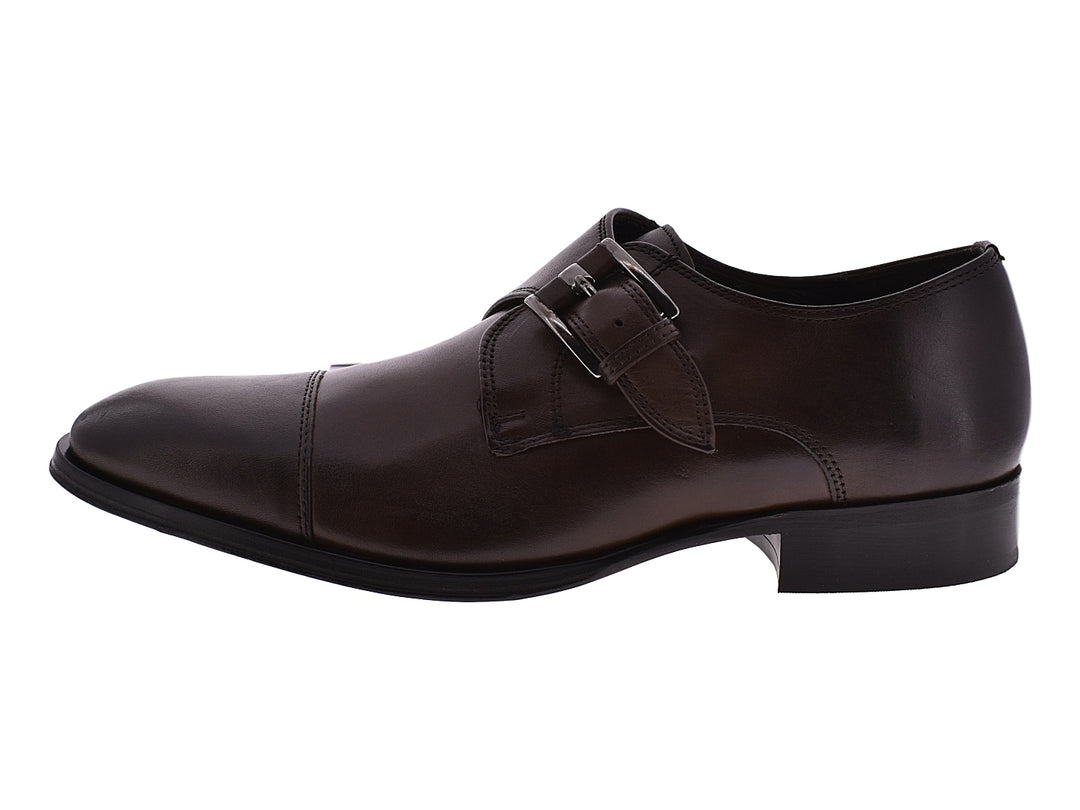 Zapatos de cuero color café espresso con hebilla plateada para hombre.
