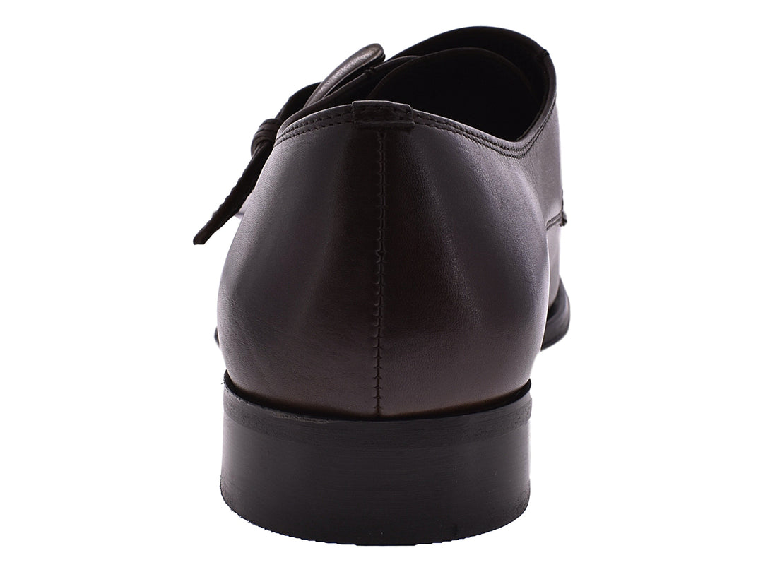 Zapatos de cuero color café espresso con hebilla plateada para hombre.