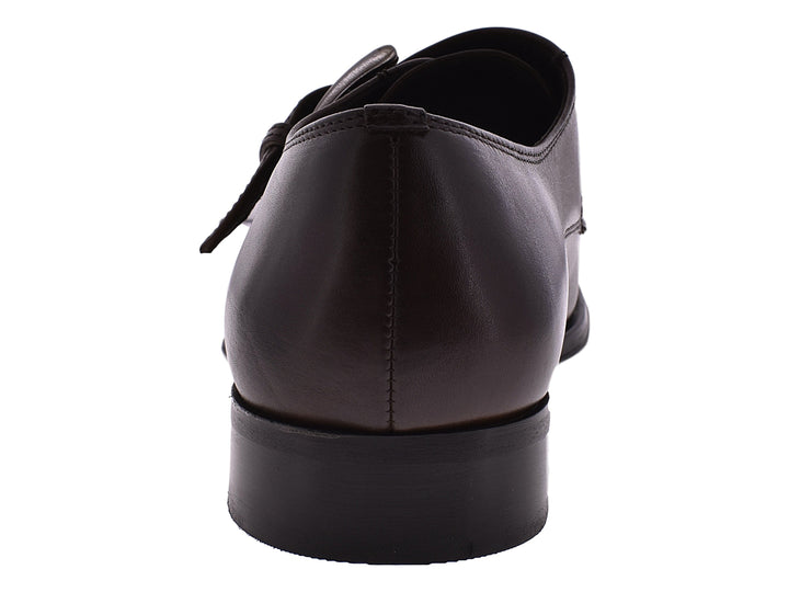 Zapatos de cuero color café espresso con hebilla plateada para hombre.