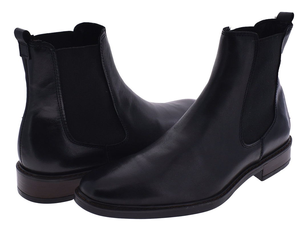 Par de botas Chelsea negras de cuero para hombre con acabado liso y elegante.