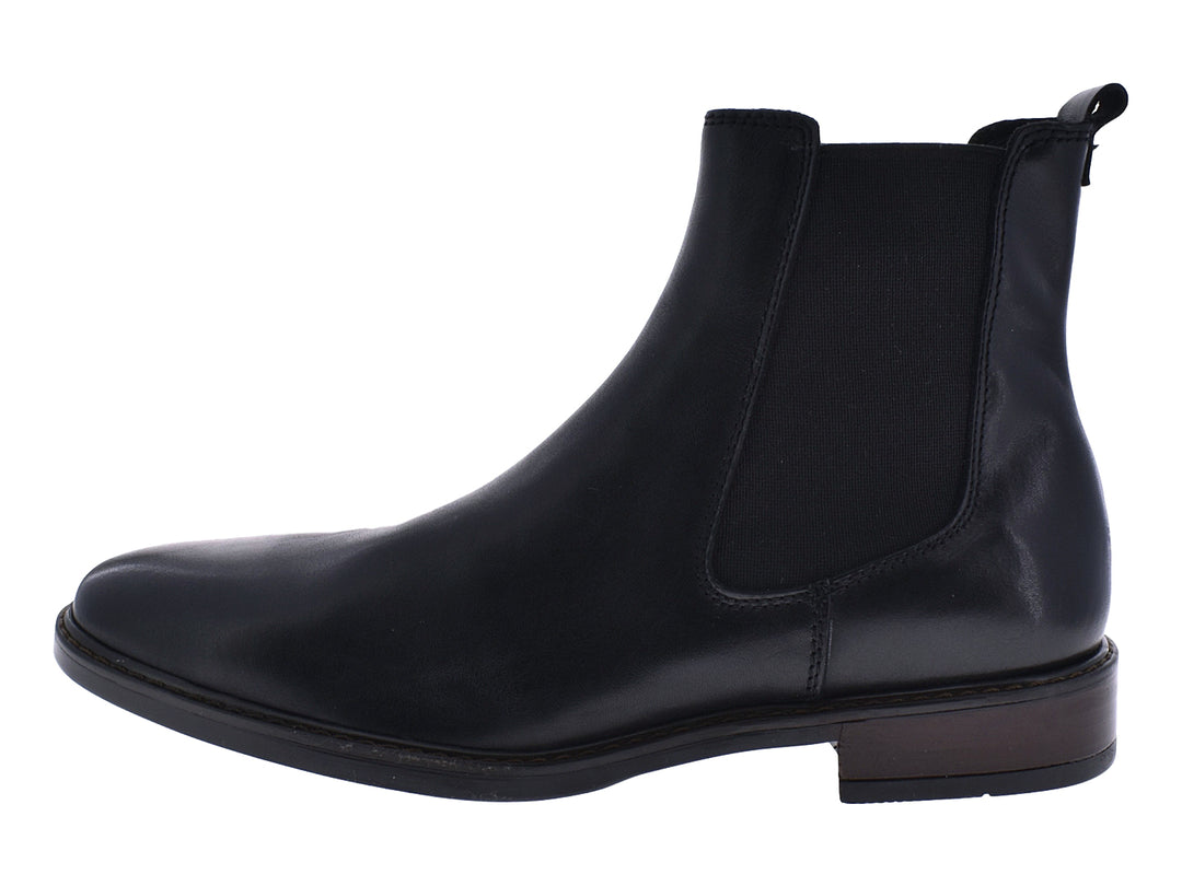 Par de botas Chelsea negras de cuero para hombre con acabado liso y elegante.