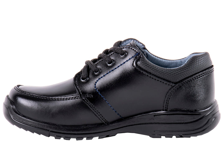 Par de zapatos negros para niño de material sintético con agujetas y suela negra.