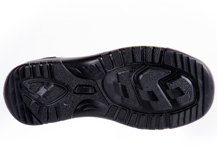 Par de zapatos negros para niño de material sintético con agujetas y suela negra.