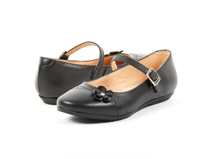 Par de zapatos negros estilo Mary Jane para niña con detalle de flor y correa con hebilla.
