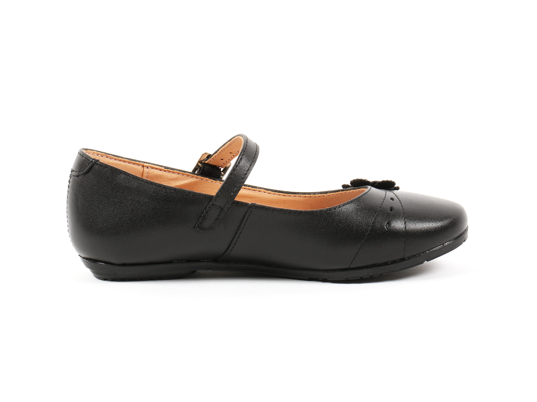 Par de zapatos negros estilo Mary Jane para niña con detalle de flor y correa con hebilla.
