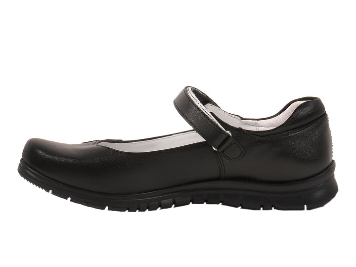 Par de zapatos negros para niña con correa y detalle floral en la punta.