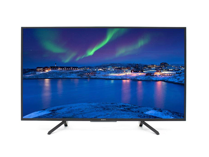 Smart TV Sony de 50 pulgadas color negro mostrando un paisaje de auroras boreales en pantalla.