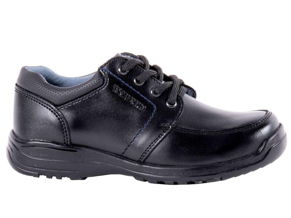 Par de zapatos negros para niño de material sintético con agujetas y suela negra.