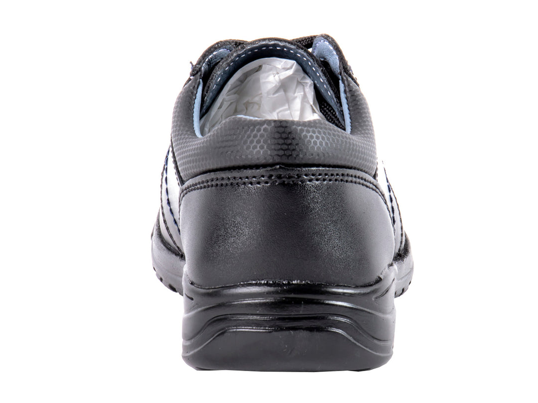 Par de zapatos negros para niño de material sintético con agujetas y suela negra.