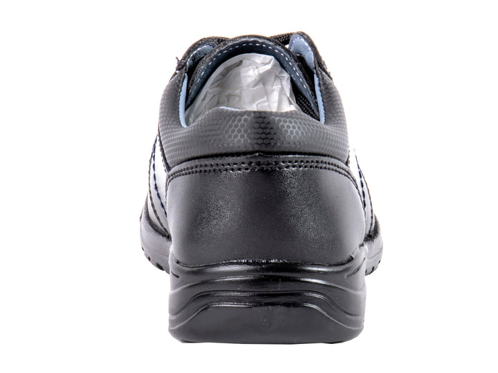 Par de zapatos negros para niño de material sintético con agujetas y suela negra.