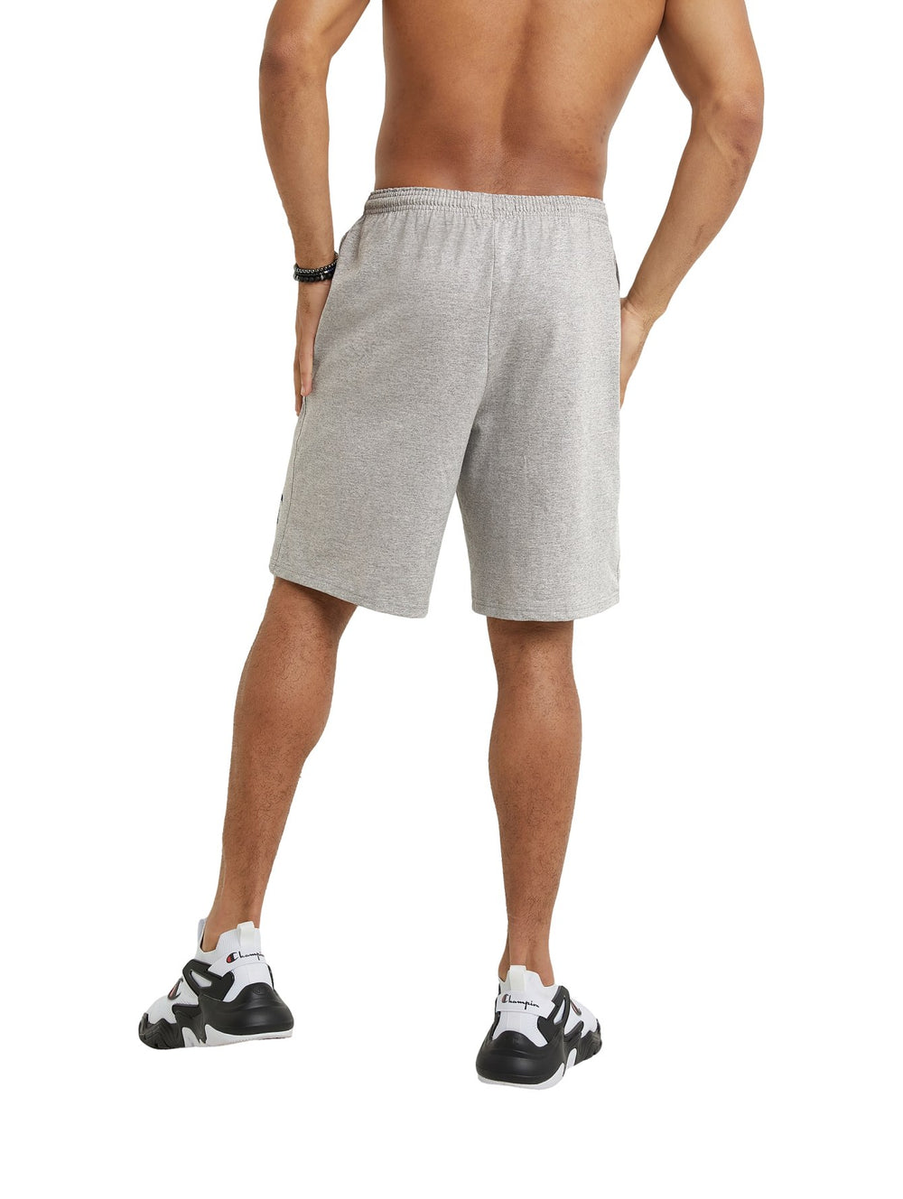 Hombre vistiendo shorts deportivos Champion en color gris oxford con cinta negra en la cintura.