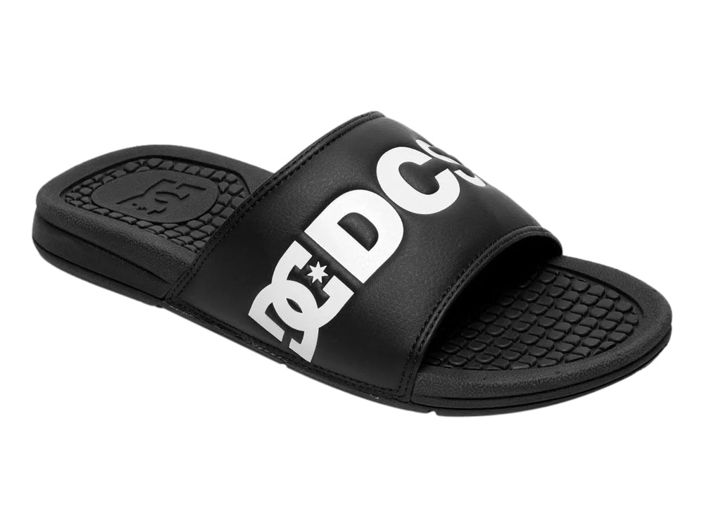 Sandalia tipo slide color negro con logotipo blanco de DC Shoes en la banda superior.