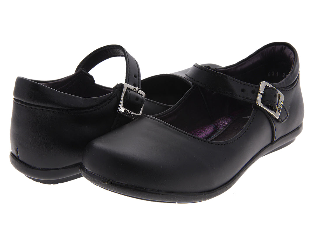 Par de zapatos negros para niña estilo Mary Jane con correa y hebilla plateada.