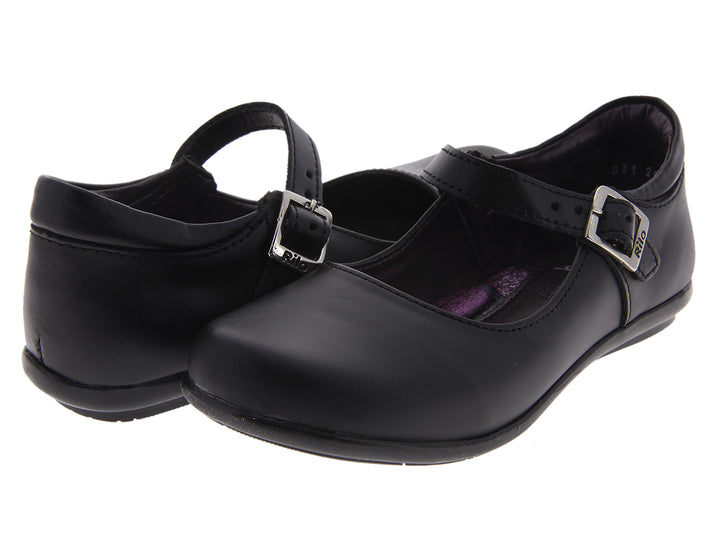 Par de zapatos negros para niña estilo Mary Jane con correa y hebilla plateada.